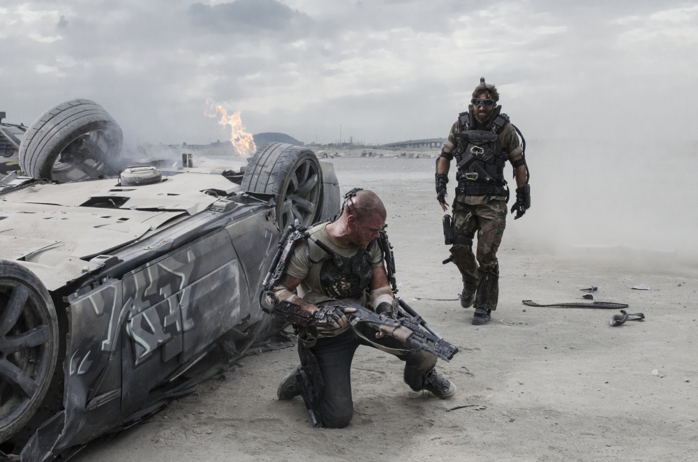 Matt Damon and Sharlto Copley in Elysium (2013) Movie Image