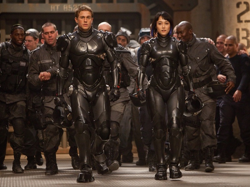 Charlie Hunnam and Rinko Kikuchi in Pacific Rim (2013) Movie Image