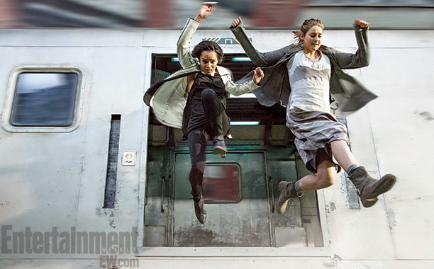 Zoe Kravits and Shailene Woodley in Divergent (2014) Movie Image